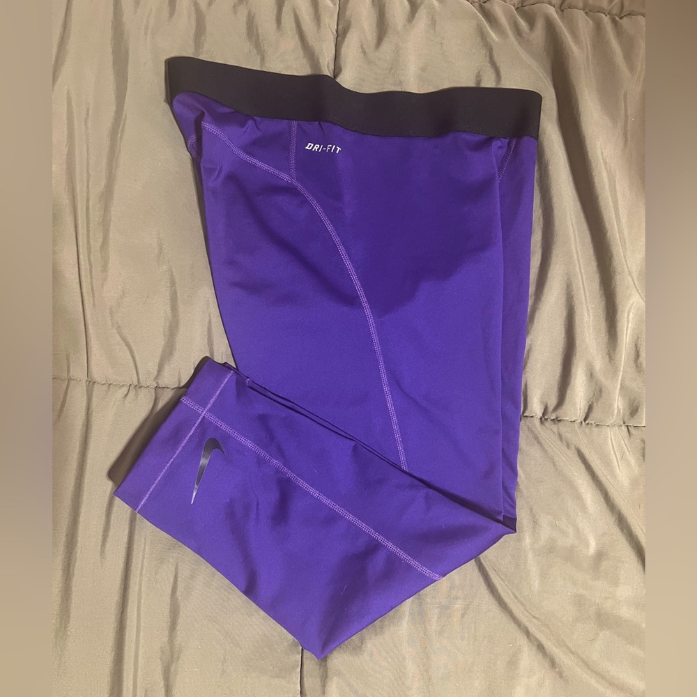 Women’s Nike Cropped Leggings size Medium